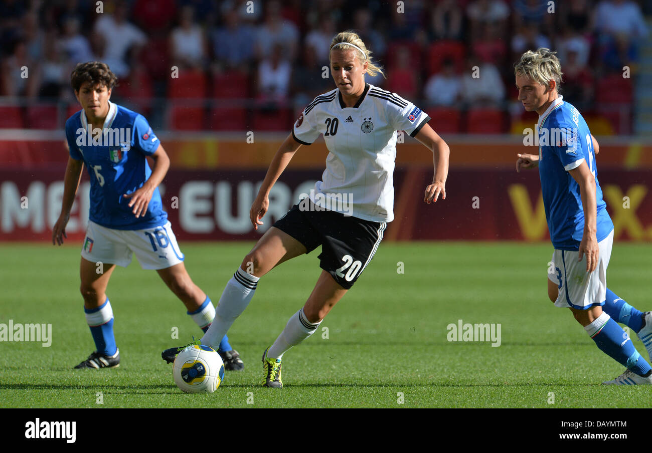Vaxjo, Sweden. 21st July, 2013. Lena Goessling (C) of Germany fights for the ball with Elisa Bartoli (L) and Melania Gabbiadini of Italy during the UEFA Women's EURO 2013 quarter final soccer match between Germany and Italy at the Vaxjo Arena in Vaxjo, Sweden, 21 July 2013. PHOTO: CARMEN JASPERSEN/dpa/Alamy Live News Stock Photo