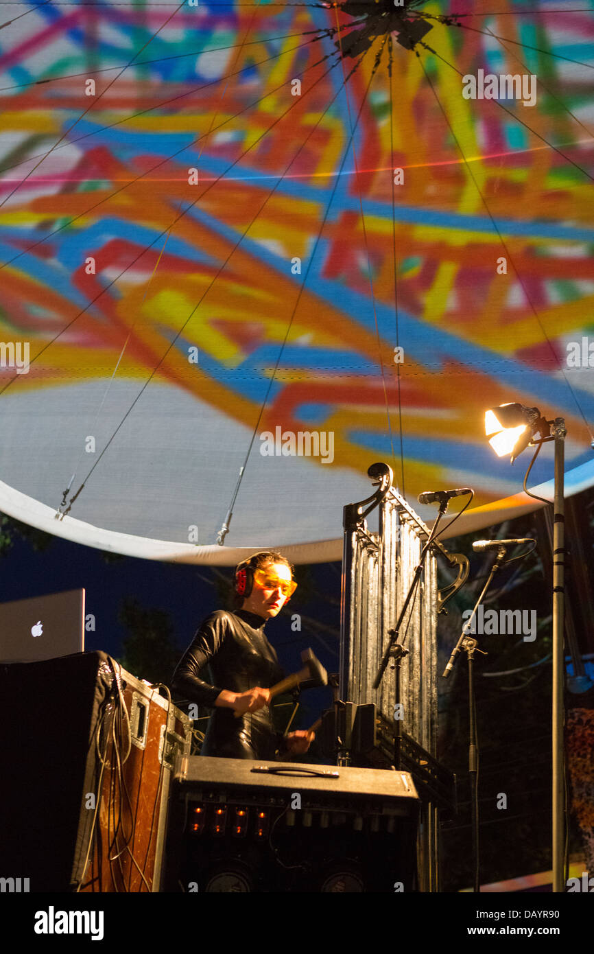 Live on stage musical show hi-res stock photography and images - Alamy