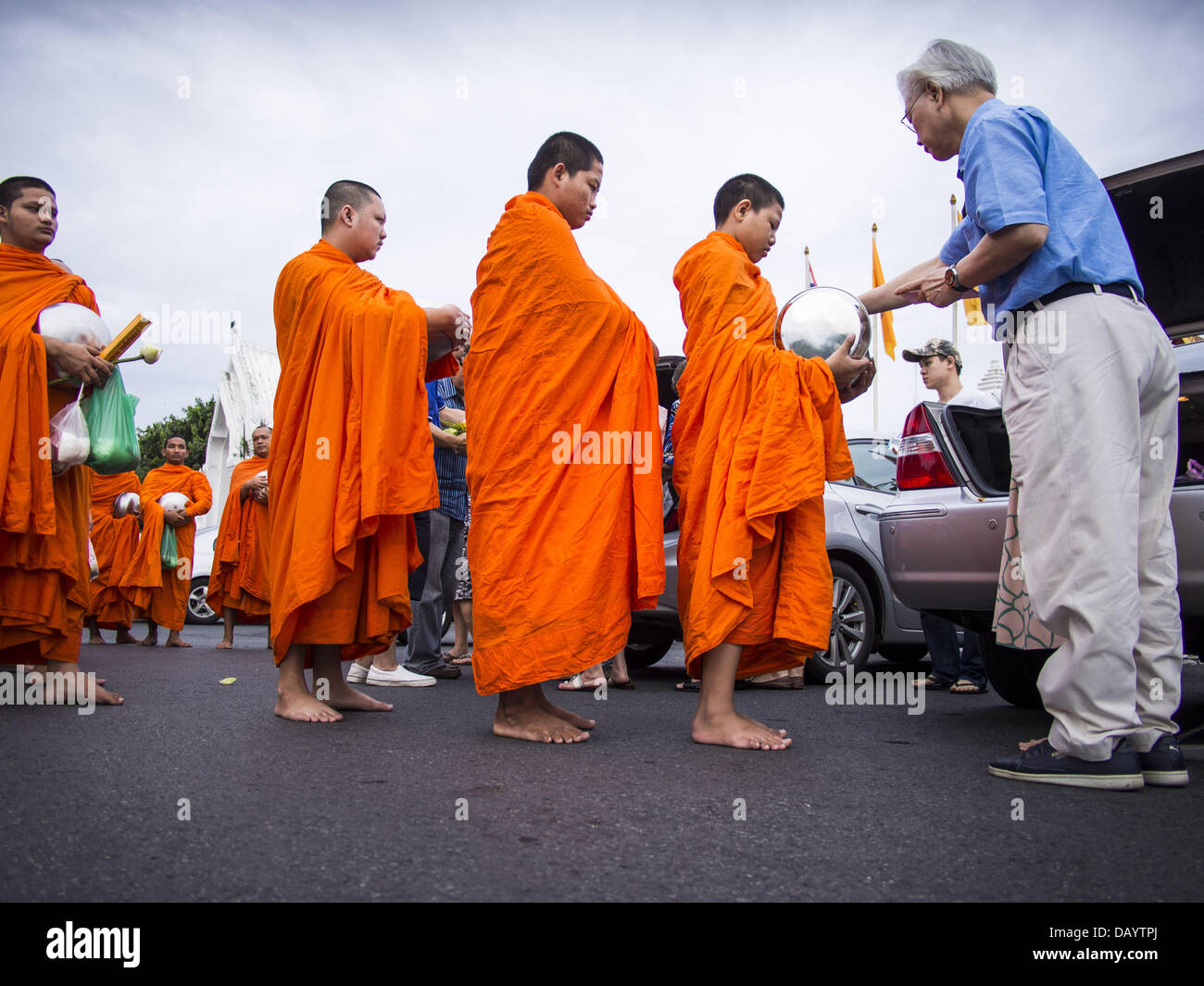 Man gives alms hi-res stock photography and images - Alamy