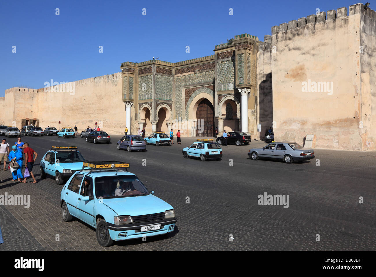 Taxis at the Bab El-Mansour gate in Meknes, Morocco Stock Photo