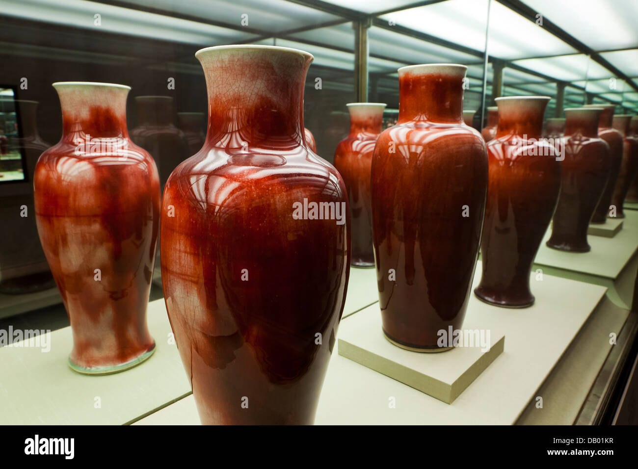 Chinese porcelain vase pottery hi-res stock photography and images - Alamy
