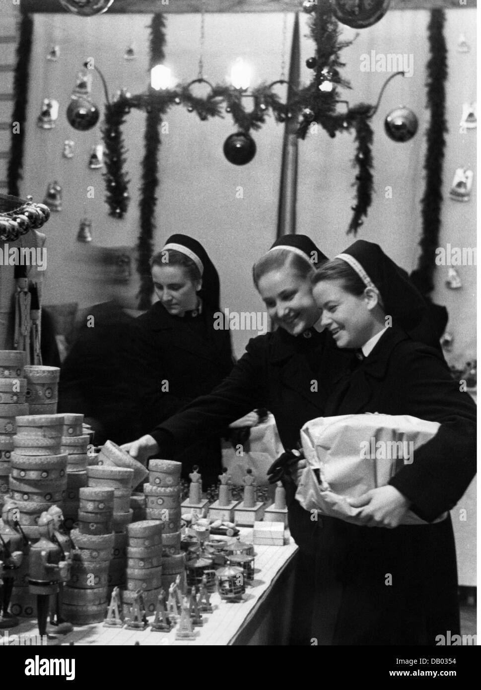 medicine, organisations, Red Cross, Germany, Deutsches Rotes Kreuz, DRK nurses choosing christmas presents, circa 1940, Additional-Rights-Clearences-Not Available Stock Photo