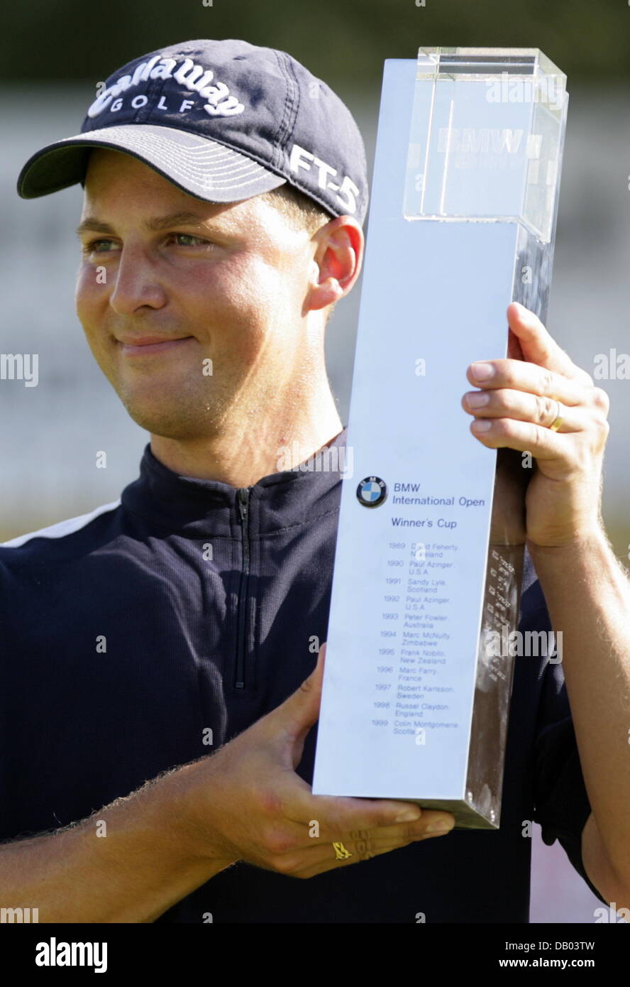 Swedish winner Niclas Fasth poses with the trophy of the international BMW  Golf Open in Eichenried near Munich, Germany, 24 June 2007. Photo: Andreas  Gebert Stock Photo - Alamy