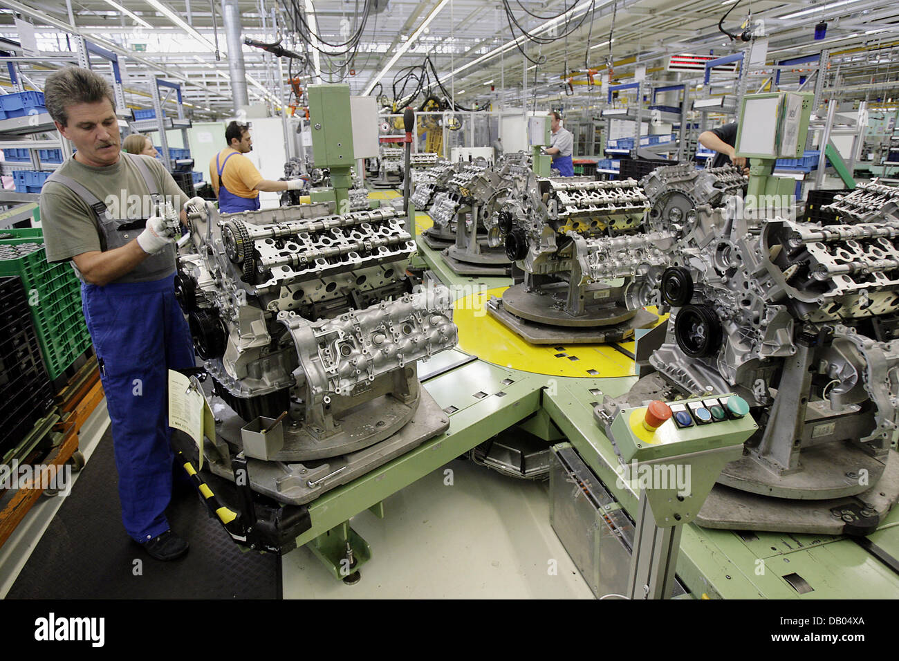 Staff of DaimlerChrysler assemble engines at the group's plant in Stuttgart, Germany, 29 June 2007. Photo: Marijan Murat Stock Photo