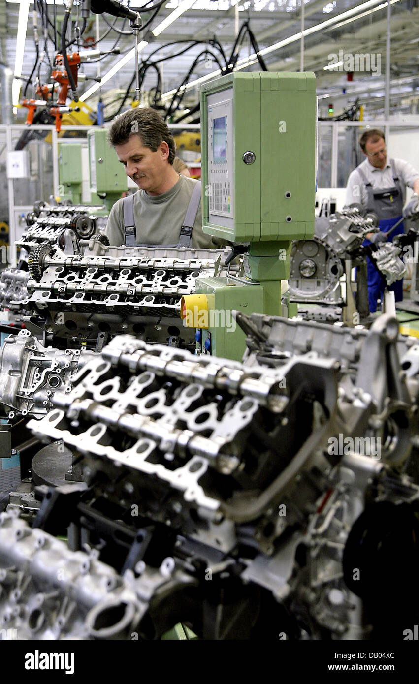 Staff of DaimlerChrysler assemble engines at the group's plant in ...