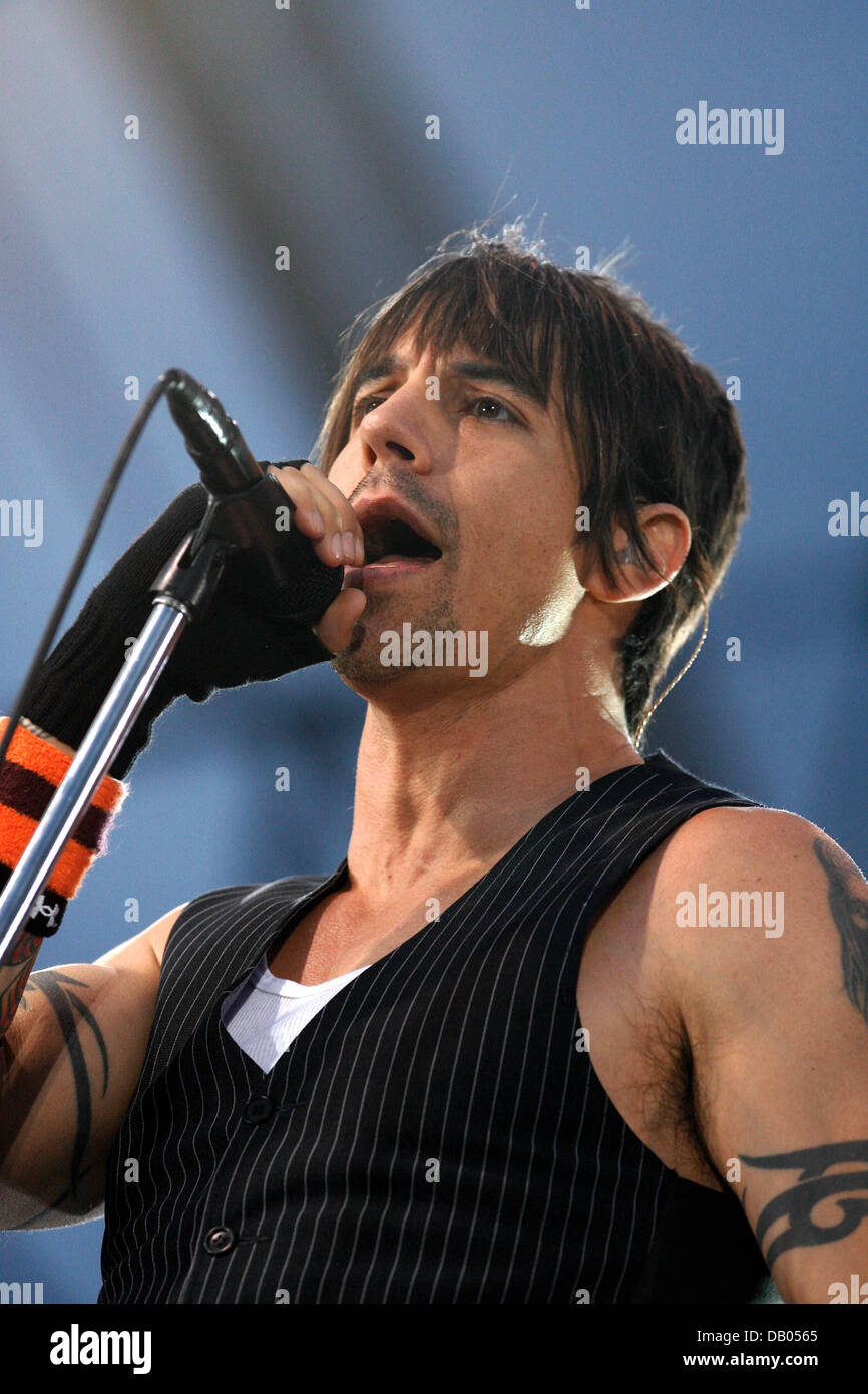 Singer of US-American rock band Red Hot Chili Peppers, Anthony Kiedis,  performs open air at the Olympic stadium in Munich, Germany, 29 June 2007.  The band will also perform in Hamburg (1st