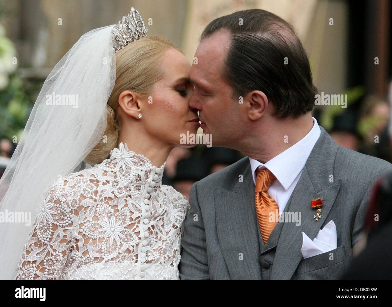 The married couple Alexander, Prince of Schaumburg-Lippe, and Nadja Anna, Princess of Schaumburg-Lippe, kiss after their church wedding in Bueckeburg, Germany, 30 June 2007. Politicians, royals and celebrities were under the 750 invited guests. Photo: Jochen Luebke Stock Photo