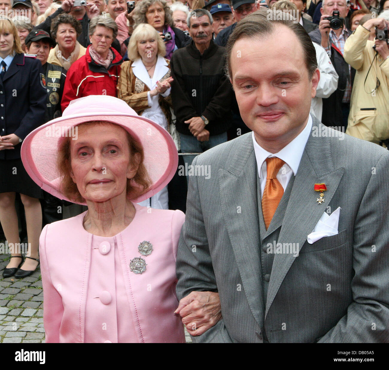 Alexander, Prince of Schaumburg-Lippe is pictured with his mother Benita princess of Schaumburg-Lippe going to his church wedding in Bueckeburg, Germany, 30 June 2007. Politicians, royals and celebrities were among the 750 invited guests. Photo:  Albert Nieboer (NETHERLANDS OUT) Stock Photo
