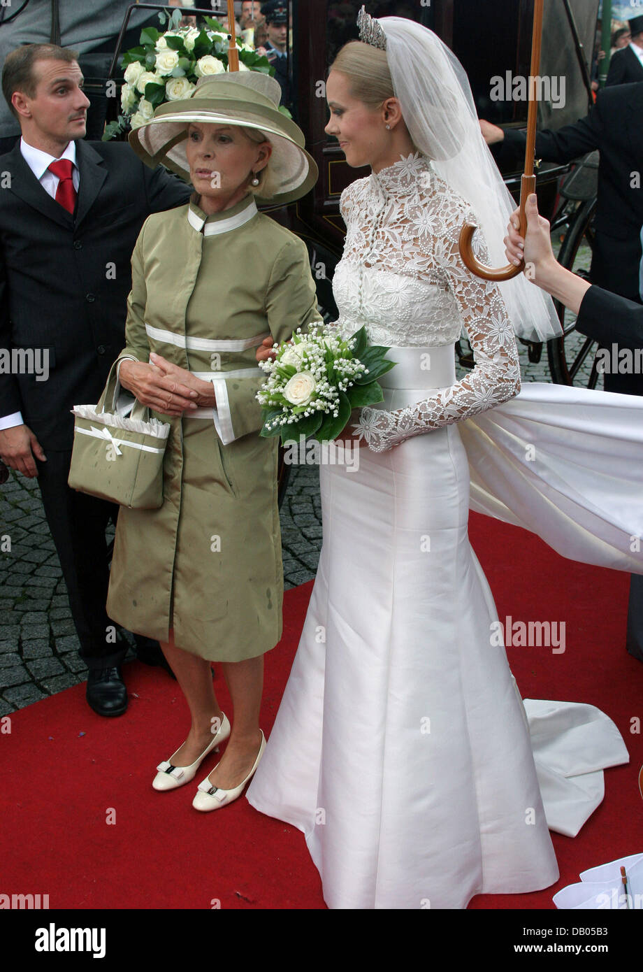 Bride Nadja Anna, Princess of Schaumburg-Lippe (R), is pictured with her mother Eleonore Zsoeks before her church wedding in Bueckeburg, Germany, 30 June 2007. Politicians, royals and celebrities were among the 750 invited guests. Photo: Albert Nieboer (NETHERLANDS OUT) Stock Photo