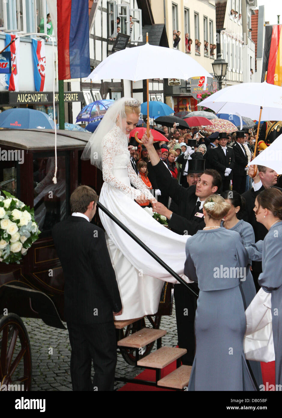 Bride Nadja Anna, Princess of Schaumburg-Lippe, leaves a horse-drawn carriage before her church wedding in Bueckeburg, Germany, 30 June 2007. Politicians, royals and celebrities were among the 750 invited guests. Photo: Albert Nieboer (NETHERLANDS OUT) Stock Photo