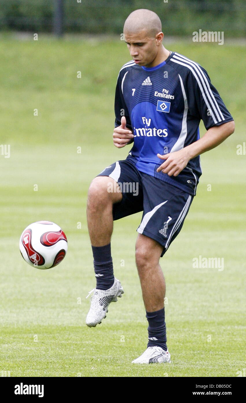 Mohamed Zidan new Egyptian player of SV Hamburg is pictured at a public training session in Hamburg, Germany, 2 July 2007. SV Hamburg starts its training camp in Austria on July 9th. Photo: Maurizio Gambarini Stock Photo
