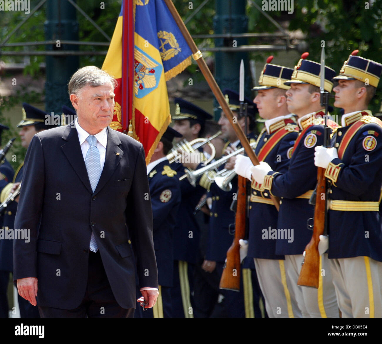 German President Horst Koehler walks passed a guard of honor of the Romanian army in Bukarest, Romania, 2 July 2007. Koehler will also visit Bulgaria and Bosnia and Herzegowina. Photo: Wolfgang Kumm Stock Photo