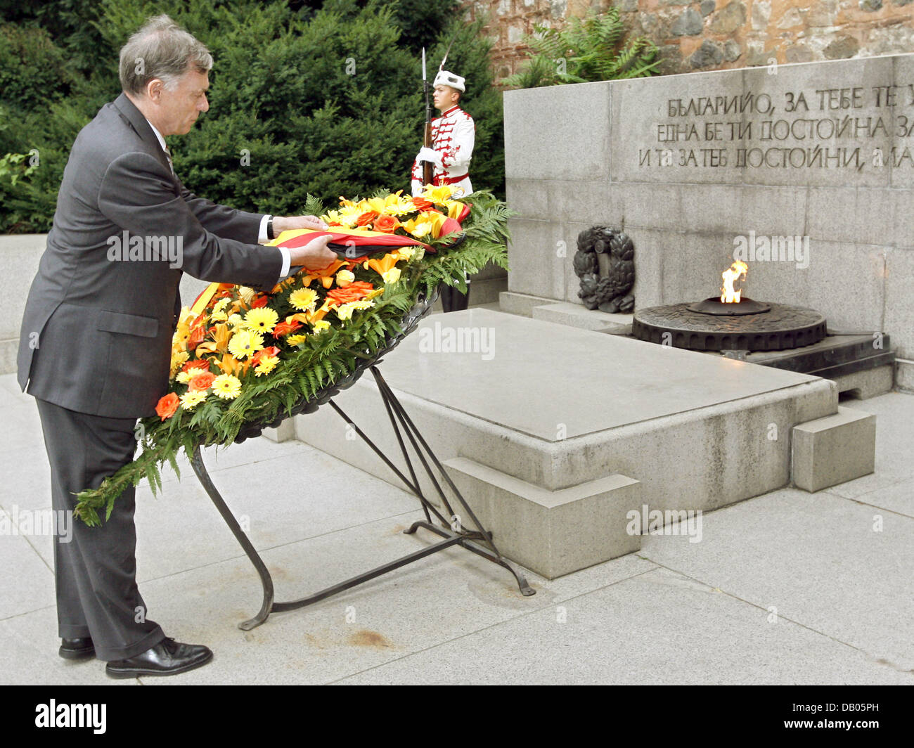 German President Horst Koehler places a wreath at the Monument of the Unknown Soldier in Sofia, Bulgaria, 03 July 2007. Koehler and his wife are on a four-day visit to Romania, Bulgaria and Bosnia and Herzegovina. Photo: Wolfgang Kumm Stock Photo