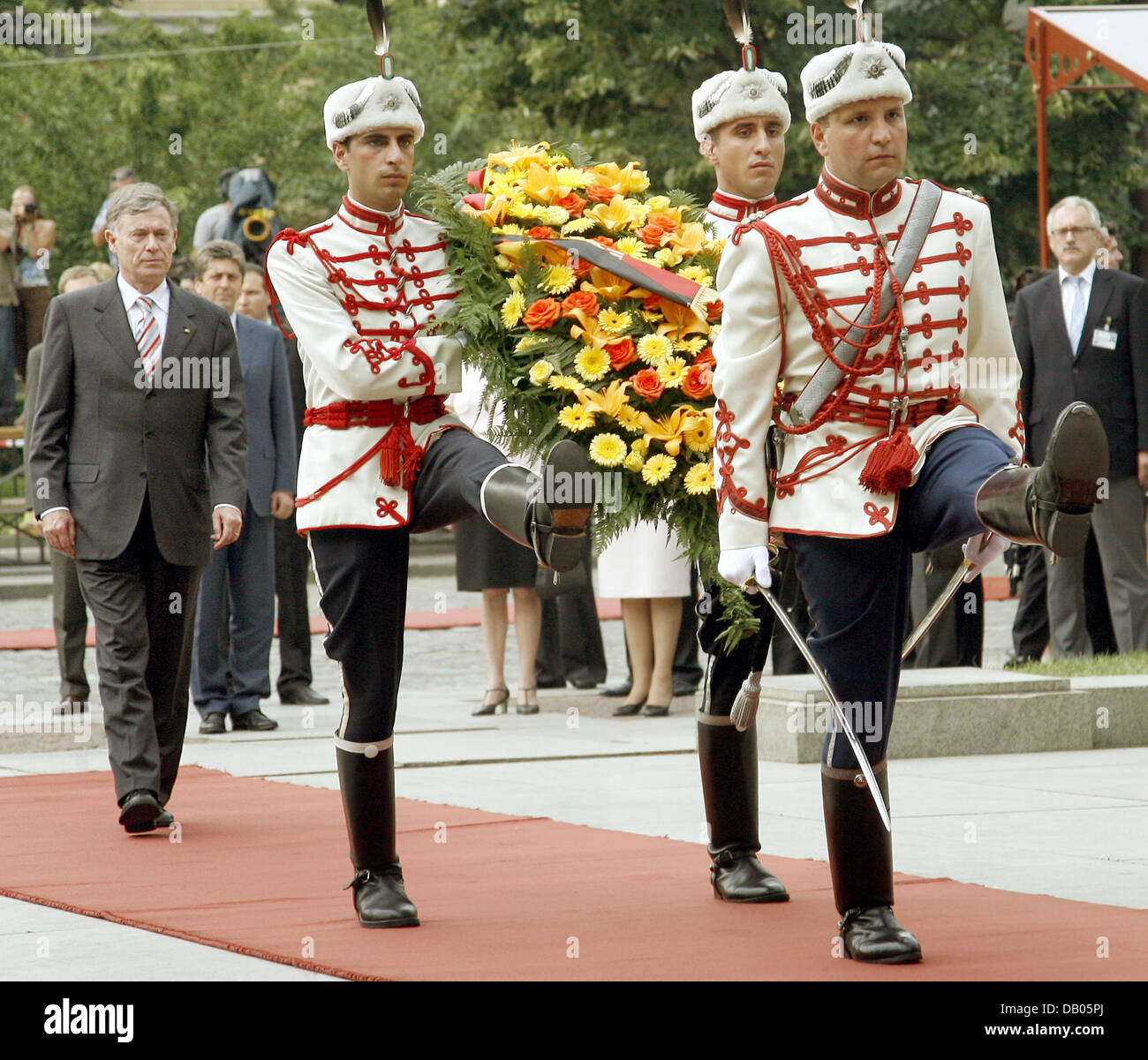 German President Horst Koehler places a wreath at the Monument of the Unknown Soldier in Sofia, Bulgaria, 03 July 2007. Koehler and his wife are on a four-day visit to Romania, Bulgaria and Bosnia and Herzegovina. Photo: Wolfgang Kumm Stock Photo