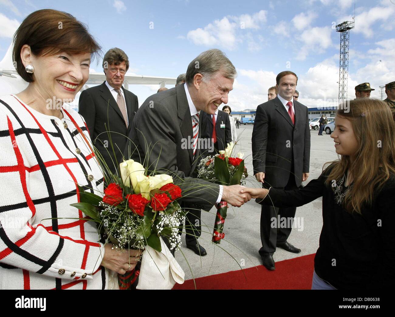 A girl welcomes German President Horst Koehler (C) and his wife Eva (L) with flowers to the airport of Sarajevo, Bosnia and Herzegovina, 05 July 2007. It is the last station of the Koehlers' four-day visit to Romania, Bulgaria and Bosnia and Herzegovina. Photo: Wolfgang Kumm Stock Photo