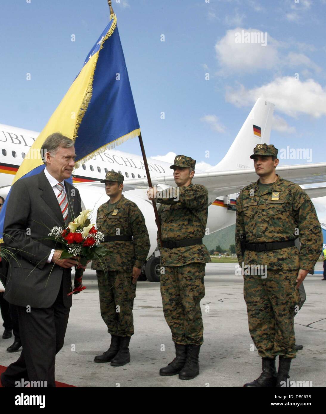 Soldiers stand guard to welcome German President Horst Koehler (L) to the airport of Sarajevo, Bosnia and Herzegovina, 05 July 2007. It is the last station of the Koehlers' four-day visit to Romania, Bulgaria and Bosnia and Herzegovina. Photo: Wolfgang Kumm Stock Photo