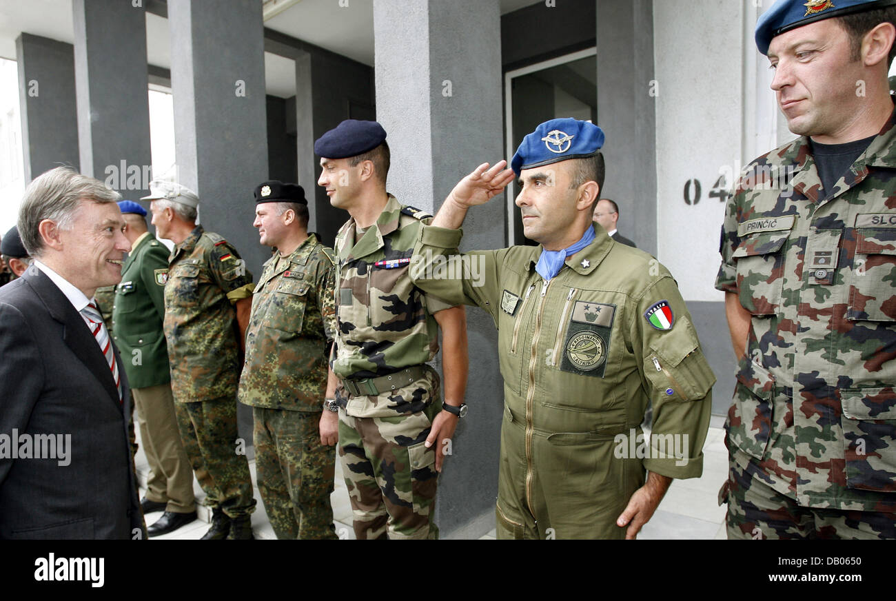 International officers salute to welcome German President Horst Koehler (L) to the 8th German EUFOR contingent in the Rajlovac camp Sarajevo, Bosnia, 05 July 2007.  It is the last station of the Koehlers' four-day visit to Romania, Bulgaria and Bosnia and Herzegovina. Photo: Wolfgang Kumm Stock Photo
