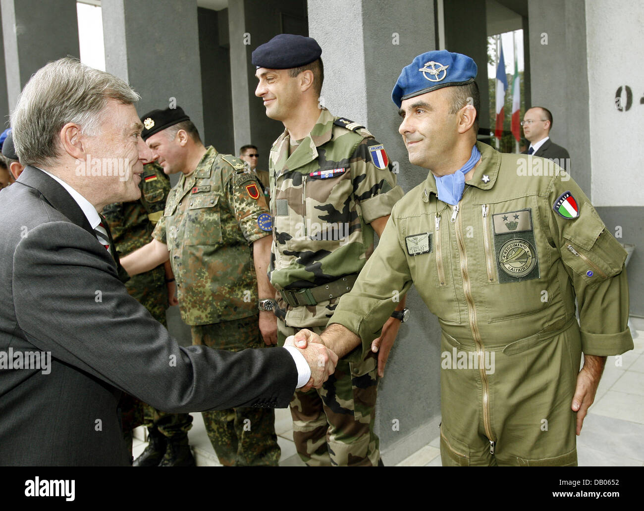 International officers welcome German President Horst Koehler (L) to the 8th German EUFOR contingent in the Rajlovac camp Sarajevo, Bosnia, 05 July 2007.  It is the last station of the Koehlers' four-day visit to Romania, Bulgaria and Bosnia and Herzegovina. Photo: Wolfgang Kumm Stock Photo