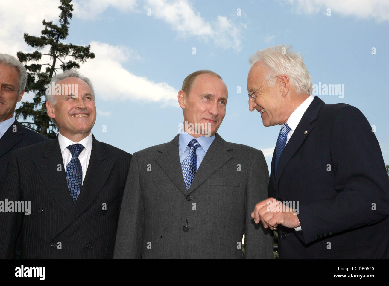 Minister of Bavaria Edmund Stoiber (R), Russian President Vladimir Putin (C) and Bavarian Minister of Economy, Erwin Huber (L), walk towards a parade of the guard of honour at the Kremlin in Moscow, Russia, 04 July 2007. Stoiber  travels through both Moscow and Saint Petersburg within the scope of an information trip from 04 until 06 July 2007. Photo: Peter Kneffel Stock Photo