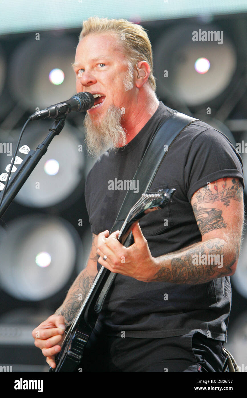 James Hetfield of 'Metallica' performs at the Live Earth concert at Wembley Park Stadium in London, UK, 07 July 2007. At the Live Earth Concerts, aimed at raising awareness for the climate change, alltogether 150 artists performed in nine cities, including Sydney, Tokyo and Washington, for more than 24 hours. Foto: Hubert Boesl Stock Photo