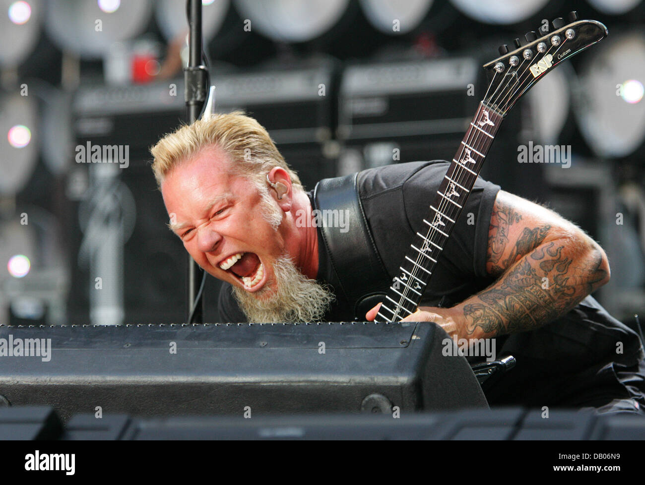James Hetfield of 'Metallica' performs at the Live Earth concert at Wembley Park Stadium in London, UK, 07 July 2007. At the Live Earth Concerts, aimed at raising awareness for the climate change, alltogether 150 artists performed in nine cities, including Sydney, Tokyo and Washington, for more than 24 hours. Foto: Hubert Boesl Stock Photo
