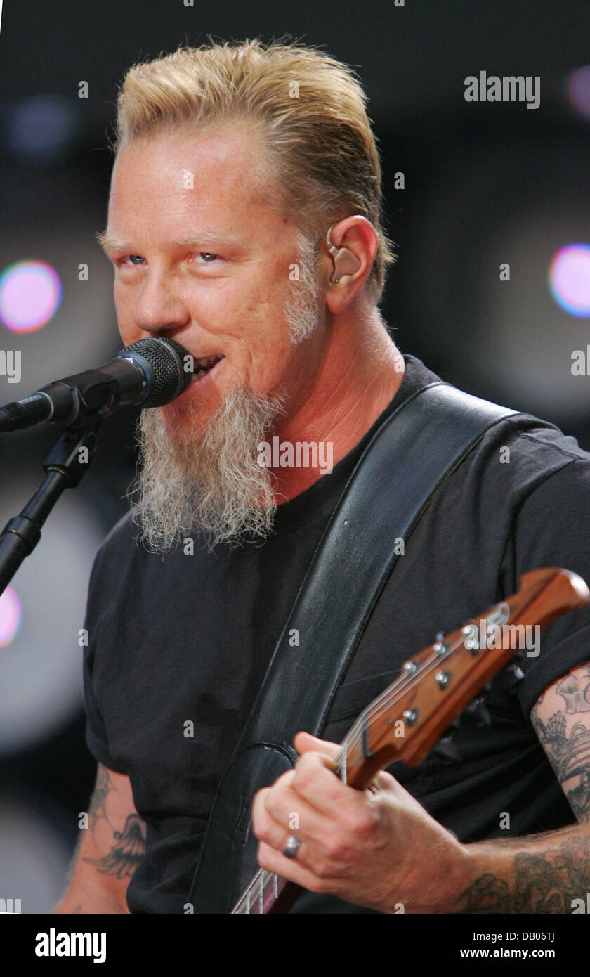 James Hetfield of 'Metallica' performs at the Live Earth concert at Wembley Park Stadium in London, UK, 07 July 2007. At the Live Earth Concerts, aimed at raising awareness for the climate change, alltogether 150 artists performed in nine cities, including Sydney, Tokyo and Washington, for more than 24 hours. Foto: Hubert Boesl Stock Photo