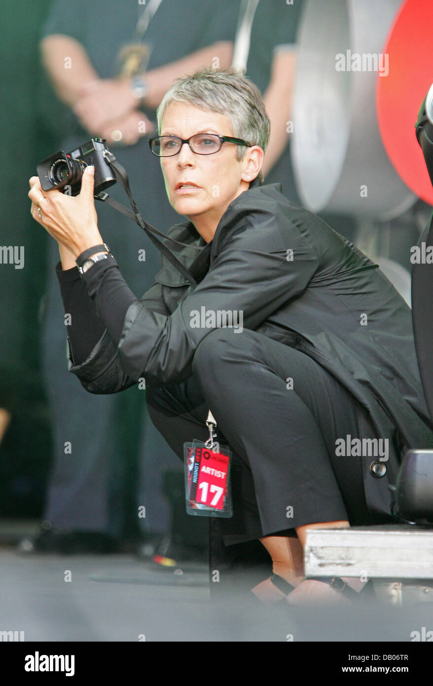 Actress Jamie Lee Curtis is pictured watching a performance at the Live Earth concert at Wembley Park Stadium in London, UK, 07 July 2007. At the Live Earth Concerts, aimed at raising awareness for the climate change, alltogether 150 artists performed in nine cities, including Sydney, Tokyo and Washington, for more than 24 hours. Foto: Hubert Boesl Stock Photo