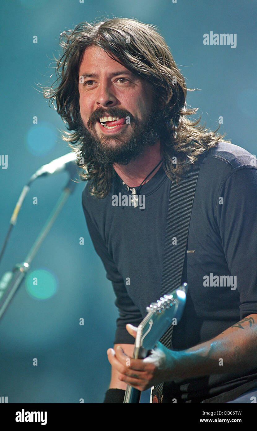 Dave Grohl of 'The Foo Fighters' performs at the Live Earth concert at Wembley Park Stadium in London, UK, 07 July 2007. At the Live Earth Concerts, aimed at raising awareness for the climate change, alltogether 150 artists performed in nine cities, including Sydney, Tokyo and Washington, for more than 24 hours. Foto: Hubert Boesl Stock Photo