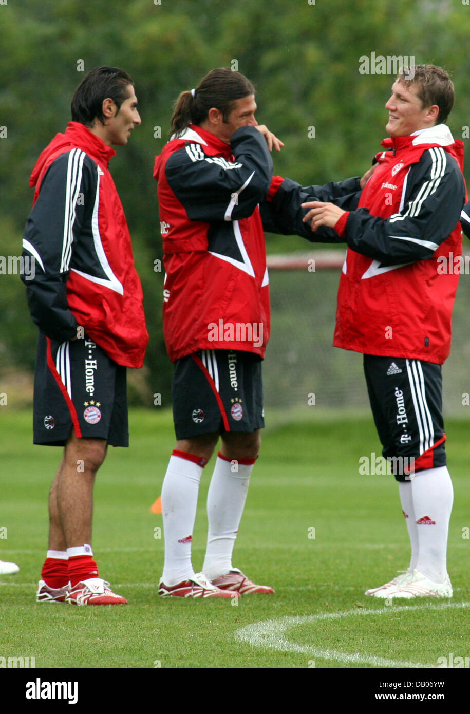 Bayern Munich players (L-R) Hamit Altintop from Turkey, Argentinian Martin Demichelis and Sebastian Schweinsteiger talk with each other at the training camp of the Bundesliga soccer club in Donaueschingen, Germany, 09 July 2007. Photo: Patrick Seeger Stock Photo