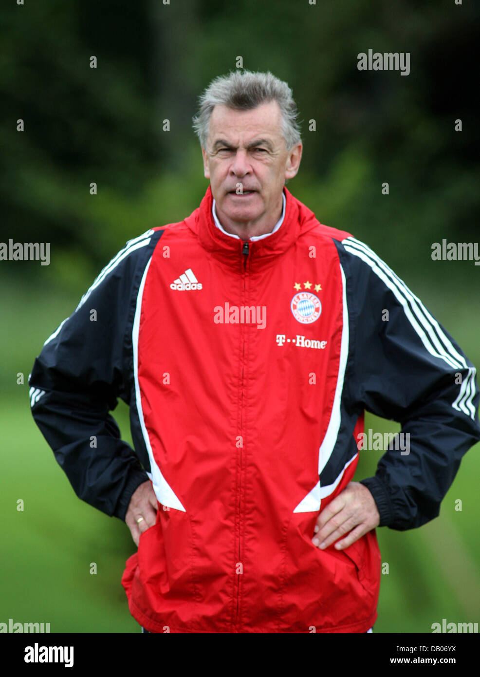 Bayern Munich coach Ottmar Hitzfeld is pictured at the training camp of the Bundesliga soccer club in Donaueschingen, Germany, 09 July 2007. Photo: Patrick Seeger Stock Photo