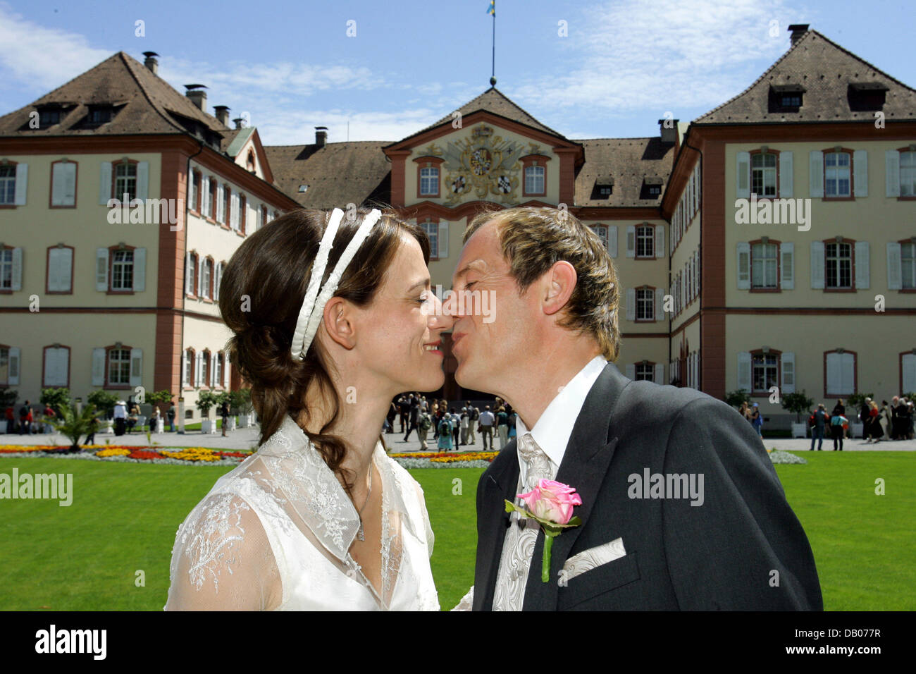 Newly weds Countess Catherina Bernadotte (L) and Romuald Ruffing exchange a  kiss after their church wedding on Lake Constance island Mainau, Germany,  07 July 2007. The second eldest daughter of the Bernadotte, image size:1300x956