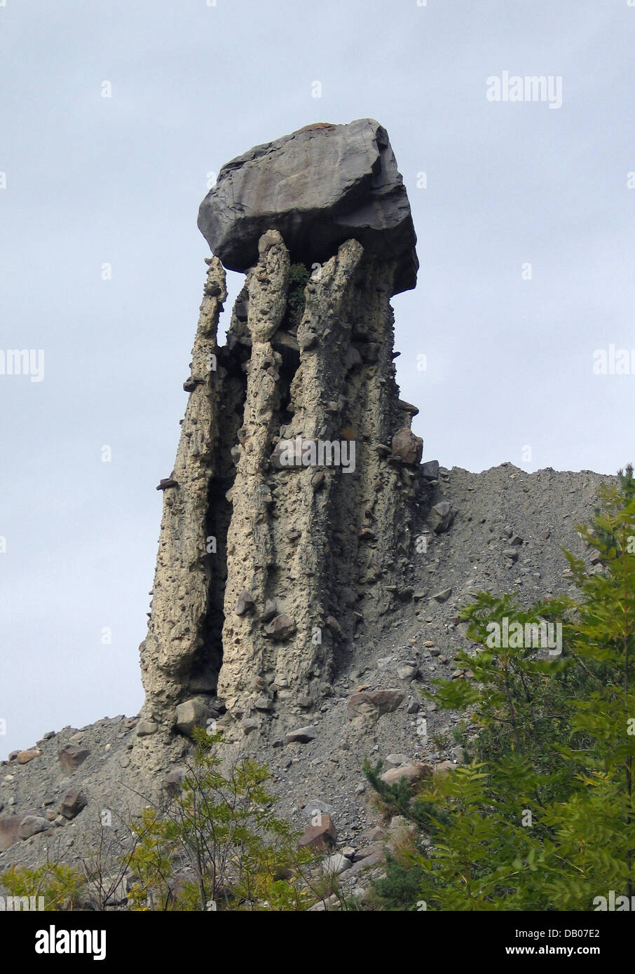 The picture shows the unique rock formations of 'Les Demoiselles — free download