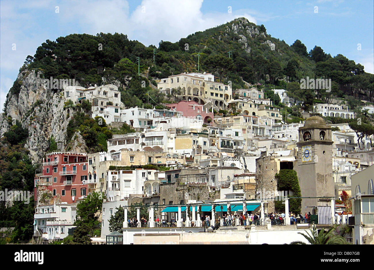 The picture shows the houses of Capri which are built into the slope on the island of Capri