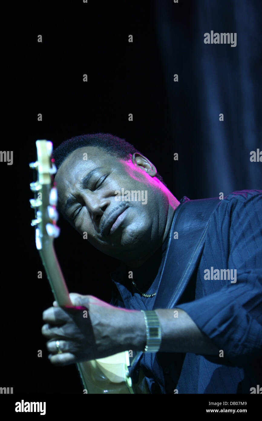 USAmerican Jazz guitarist and singer Benson performs in Mainz