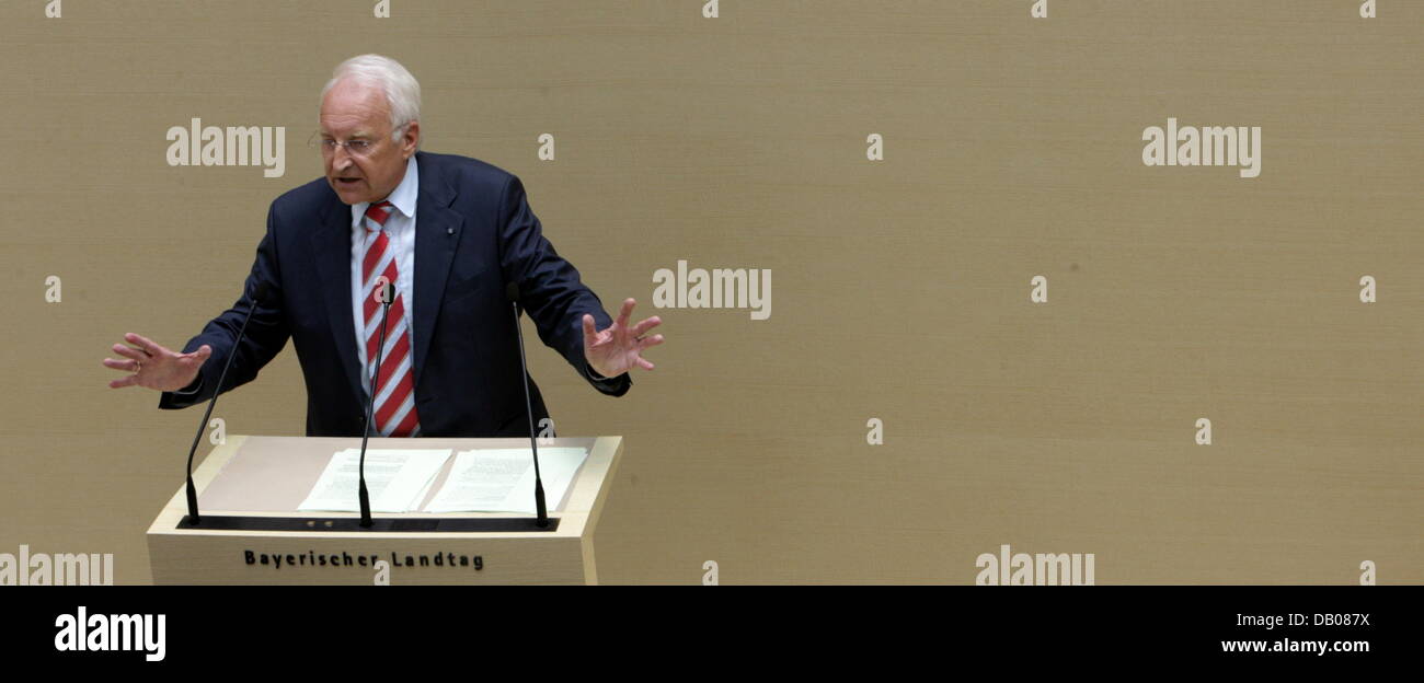 After 14 years as Bavarian Prime Minister Edmund Stoiber gives his last government declaration at the Bavarian Landtag in Munich, Germany, 17 July 2007. The programme 'Bayern 2020' (Bavaria 2020) was at the centre of his parting speech. Photo: Peter Kneffel Stock Photo