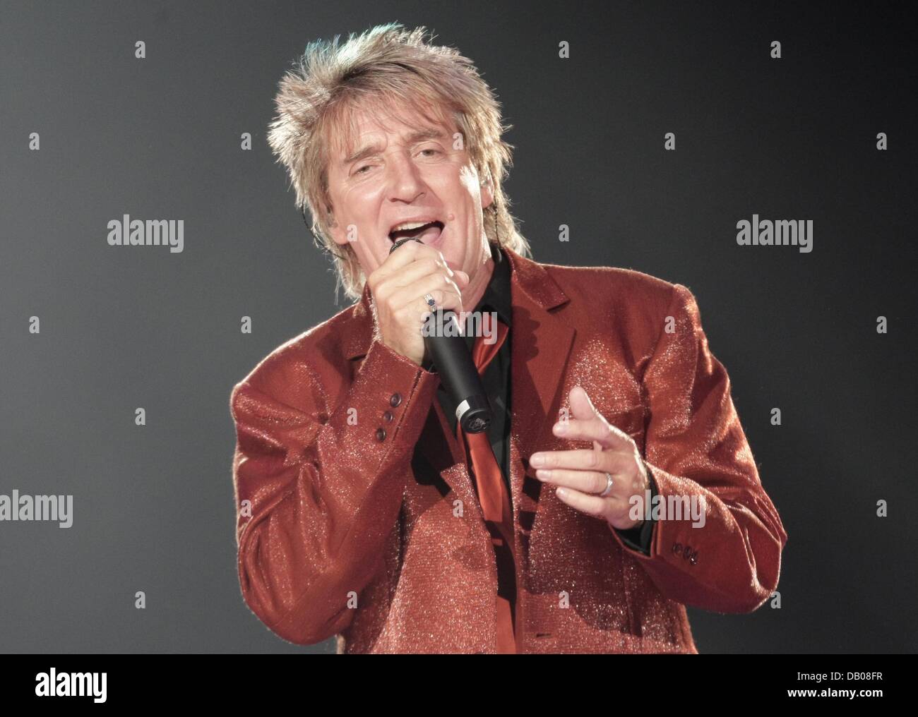 Rock star Rod Stewart performs some of his most famous hits during a gig at  Villa Park. 23rd July 1995 Stock Photo - Alamy