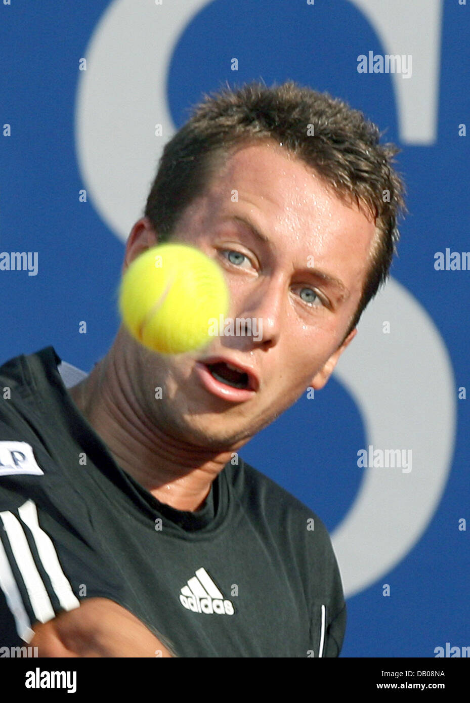 German tennis pro Philipp Kohlschreiber focusses the ball in his round of last sixteen match against Spanish Rafael Nadal at the Mercedes Cup in Stuttgart, Germany, 19 July 2007. Photo: Bernd Weissbrod Stock Photo