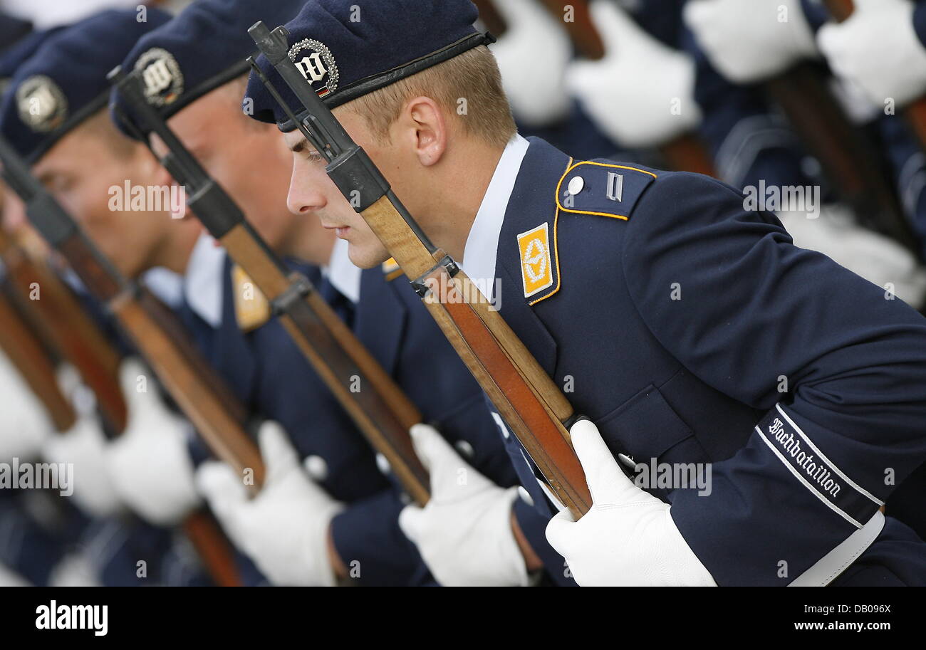 German Bundeswehr recruits shown during their solemn pledge at the Bendlerblock in Berlin, Germany, 20 July 2007. Colonel Claus Schenk Graf von Stauffenberg and three other anti-nazi resistance fighters wers executed at the courtyard of Bendlerblock after their attempted assassination of Hitler exactly 63 years ago. Photo: Klaus-Dietmar Gabbert Stock Photo