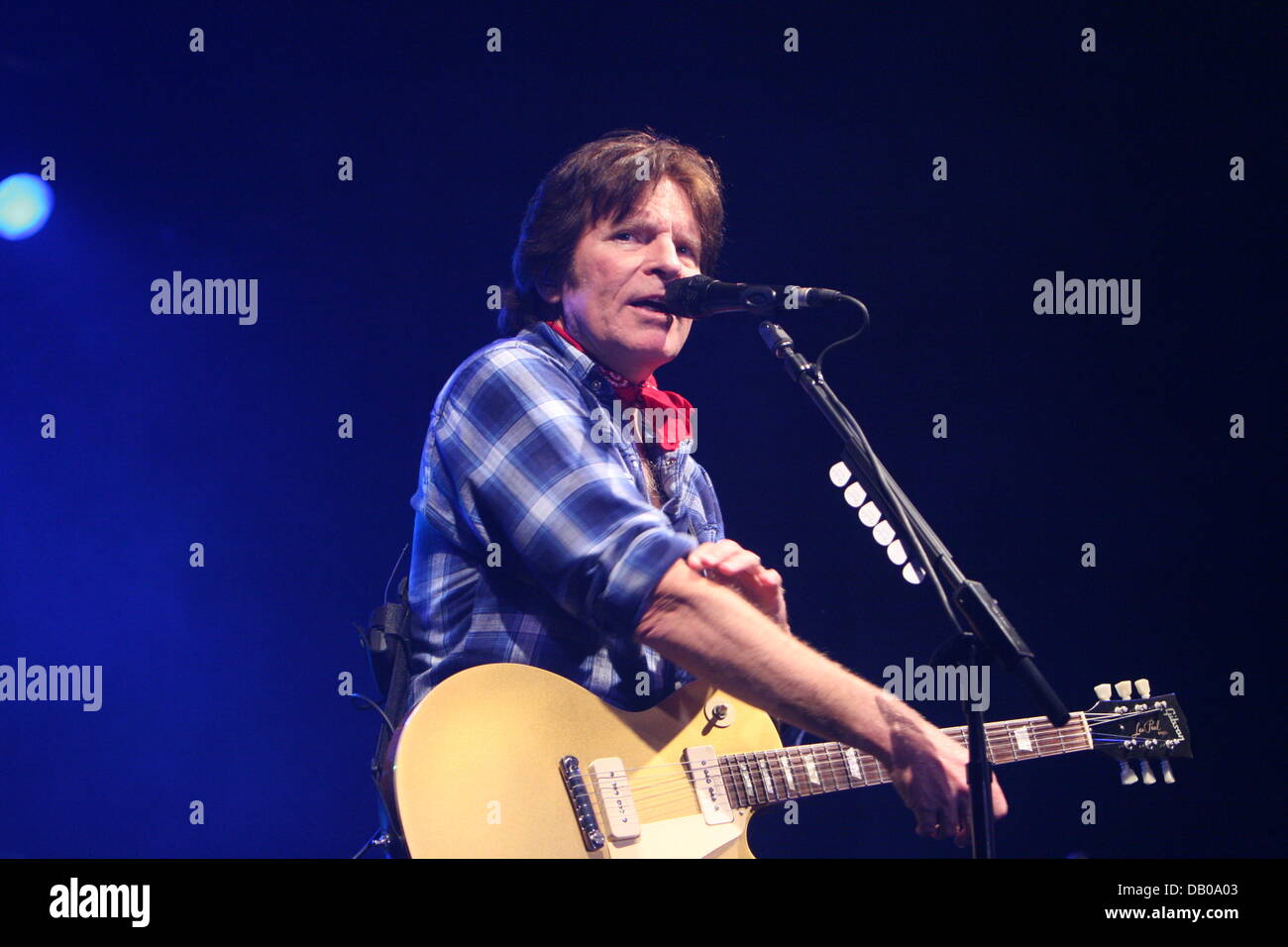 US musician John Fogerty performs at the Tent Festival of Mainz, Germany, 29 June 2007. Fogerty had been the mastermind of US band Creedence Clearwater Revival (CCR) that scored numerous hits in the 60s and 70s such as 'Proud Mary' or 'Bad Moon Rising'. He became involved in long and back-breaking legal dispute with his record company but managed to make a successful comeback in th Stock Photo