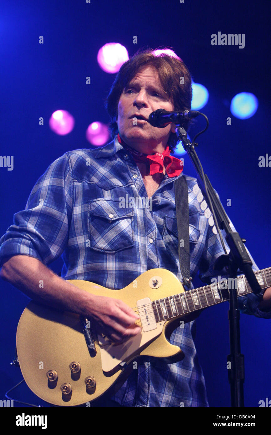 US musician John Fogerty performs at the Tent Festival of Mainz, Germany, 29 June 2007. Fogerty had been the mastermind of US band Creedence Clearwater Revival (CCR) that scored numerous hits in the 60s and 70s such as 'Proud Mary' or 'Bad Moon Rising'. He became involved in long and back-breaking legal dispute with his record company but managed to make a successful comeback in th Stock Photo