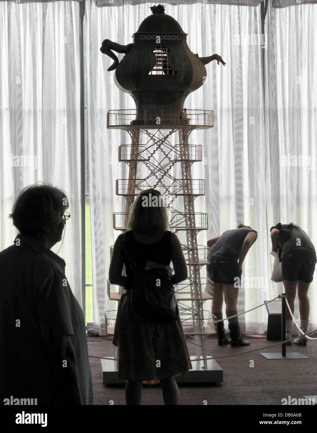 Visitors look at exhibit 'Celestial Teapot' by Lukas Duwenhoegger at the 'Aue-Pavillion' of documenta 12 art exhibition in Kassel, Germany, 24 July 2007. Documenta art exhibtion is regarded as the world's largest and most important regular exhibition of contemporaray art. Photo: Frank Rumpenhorst Stock Photo