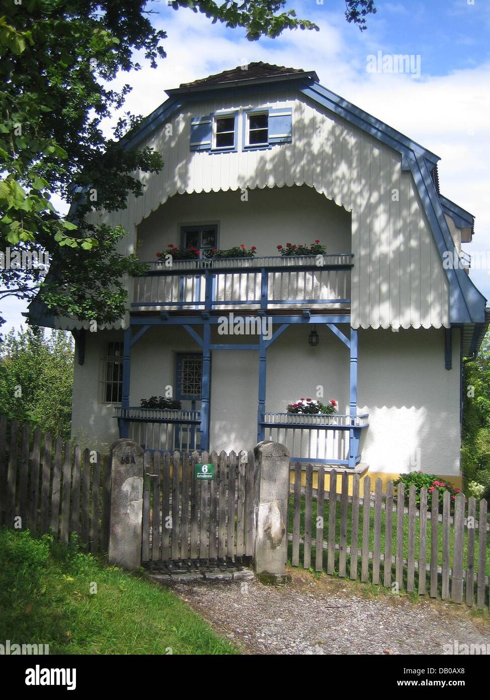 The picture shows the Muenter House in Murnau, Germany, 22 July 2007. From 1909 to 1914 Gabriele Muenter (1877-1962) lived with Wassily Kandinsky (1866-1944) at the so-called 'Russian House' in Murnau. Frequent visits of other painters like Franz Marc, August Macke, Alexej von Jawlensky and Marianne von Werefkin as well as of composer Arnold Schoenberg made the house into one of th Stock Photo