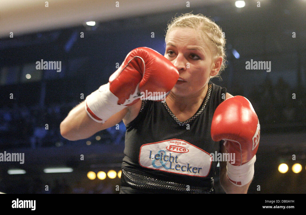 German WIBF flyweight titelist Regina Halmich defends her title against US contender Wendy Rodriguez in Duesseldorf, Germany, 28 July 2007. Photo: Bernd Thissen Stock Photo