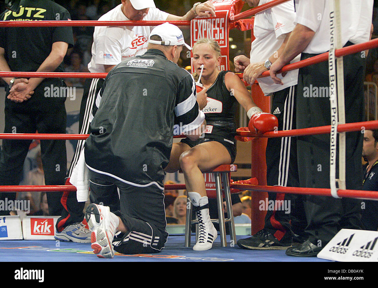 German WIBF flyweight titelist Regina Halmich defends her title against US contender Wendy Rodriguez in Duesseldorf, Germany, 28 July 2007. Photo: Bernd Thissen Stock Photo