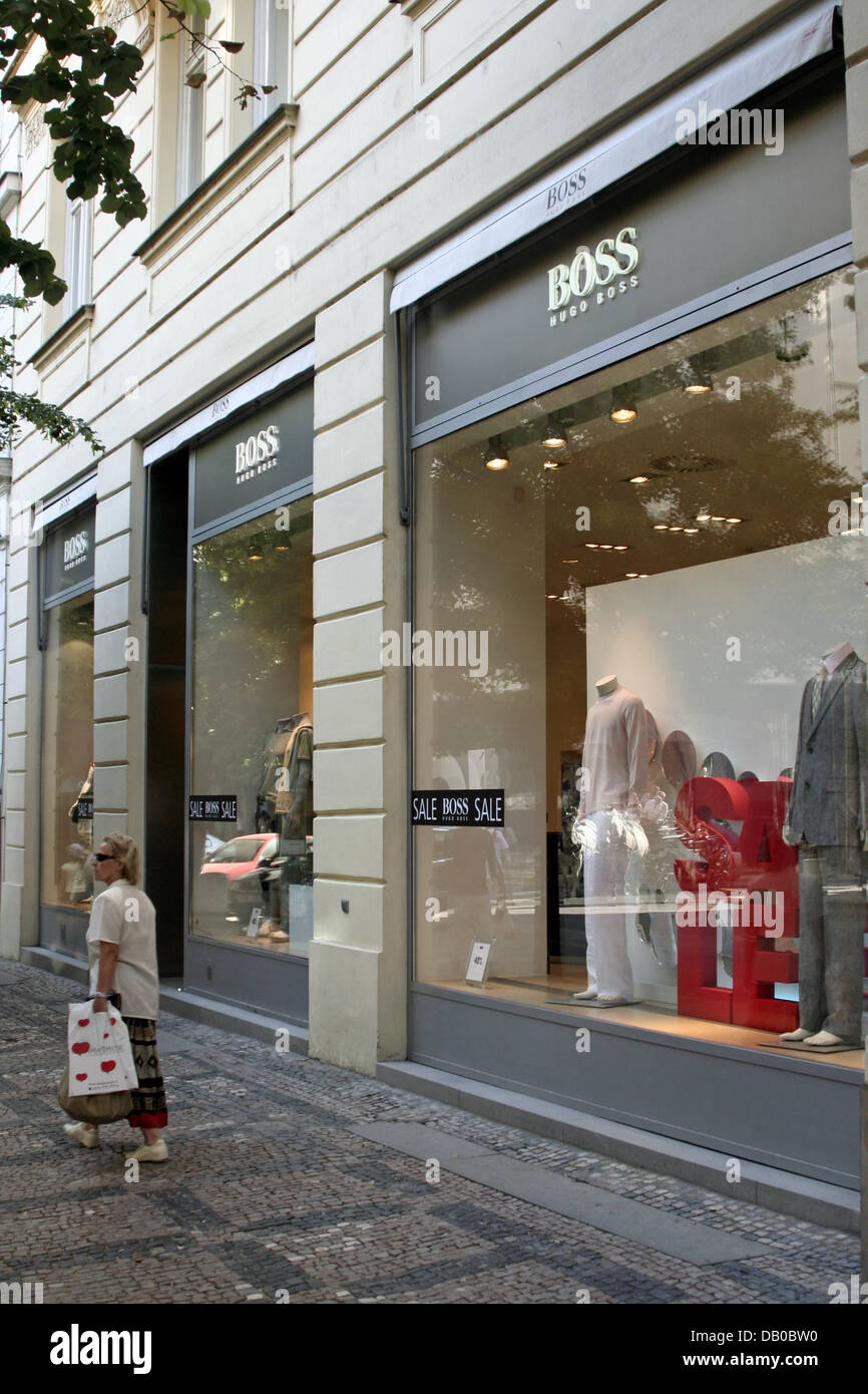 The picture shows a display window of designer 'Hugo Boss' in Prague, Czech  Republic, 21 July 2007. Photo: Lars Halbauer Stock Photo - Alamy