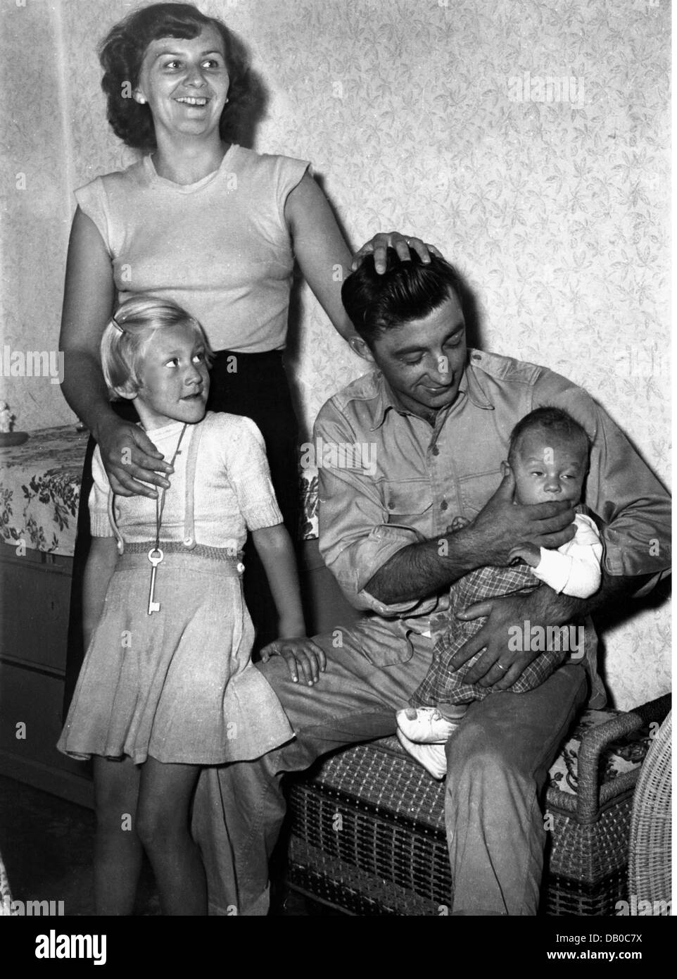post war period, people, Germany, war children, Herta Sch. with her children an her second American fiance, early 1950s, Additional-Rights-Clearences-Not Available Stock Photo