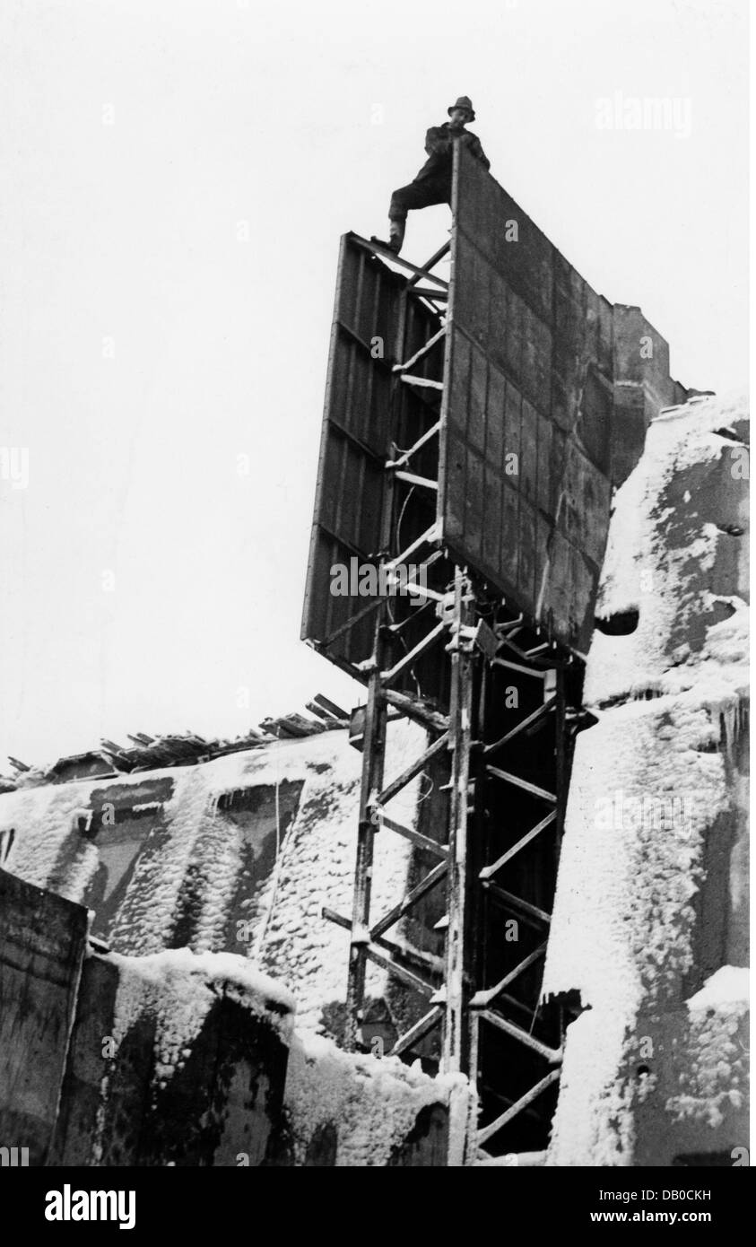 energy, water, worker concreting at the Limberg dam of the Kaprun power station, Austria, circa 1950, Additional-Rights-Clearences-Not Available Stock Photo