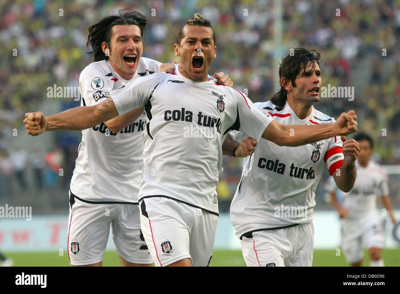 Goal scorer Rogerio da Silva (C) and Besiktas team mates Ibrahim Uzulmez (R) and Ibrahim Akin cheer during the supercup final  Fenerbahce Istanbul vs Besiktas Istanbul at the RheinEnergieStadion in Cologne, Germany, 5 August 2007. Photo: Roland Weihrauch Stock Photo