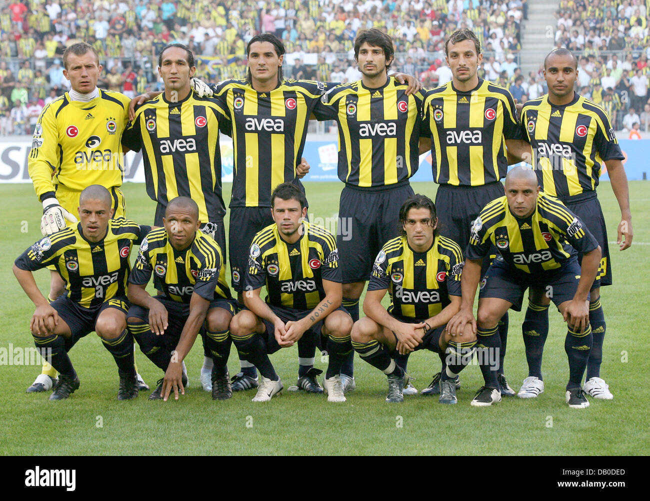 The players of Fenerbahce line up for the group photo before the TTF Super Cup finals Fenerbahce v Besiktas at RheinEnergie stadium of Cologne, Germany, 05 August 2007. (back row L-R) Serdar Kulbilge, Deniz Baris, Oender Turaci, Can Arat, Edu, Deivid De Souza; (front row L-R) Alex de Souza, Mehmet Aurelio, Mateja Kezman, Ugur Boral and Roberto Carlos. Photo: Roland Weihrauch Stock Photo