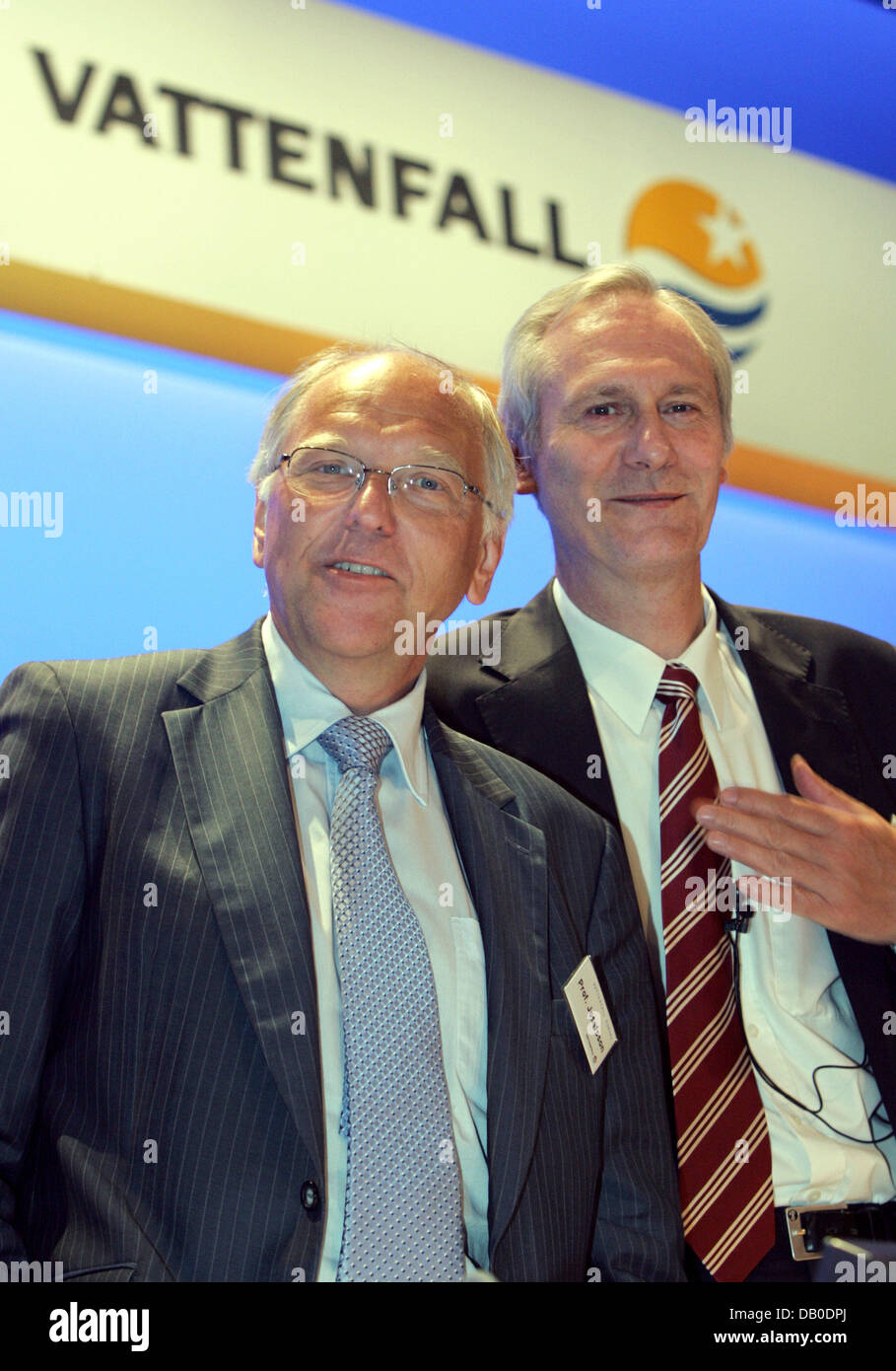 New spokesperson of the 'Vattenfall Europe' board, Hans-Juergen Cramer (R), and the CEO of the Swedish power company, Lars G. Josefsson, are pictured on the podium prior to the general meeting in Berlin, Germany, 09 August 2007. Photo: Rainer Jensen Stock Photo